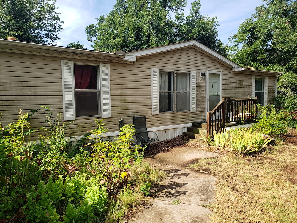 Soft wash a vinyl siding home and front porch cleaning in edmond, ok
